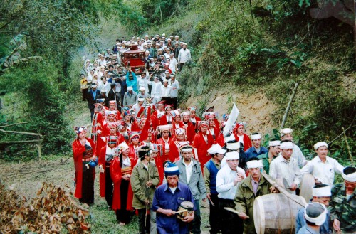 Présence du « Thầy mo » (ou « Ậu mo ») aux funérailles