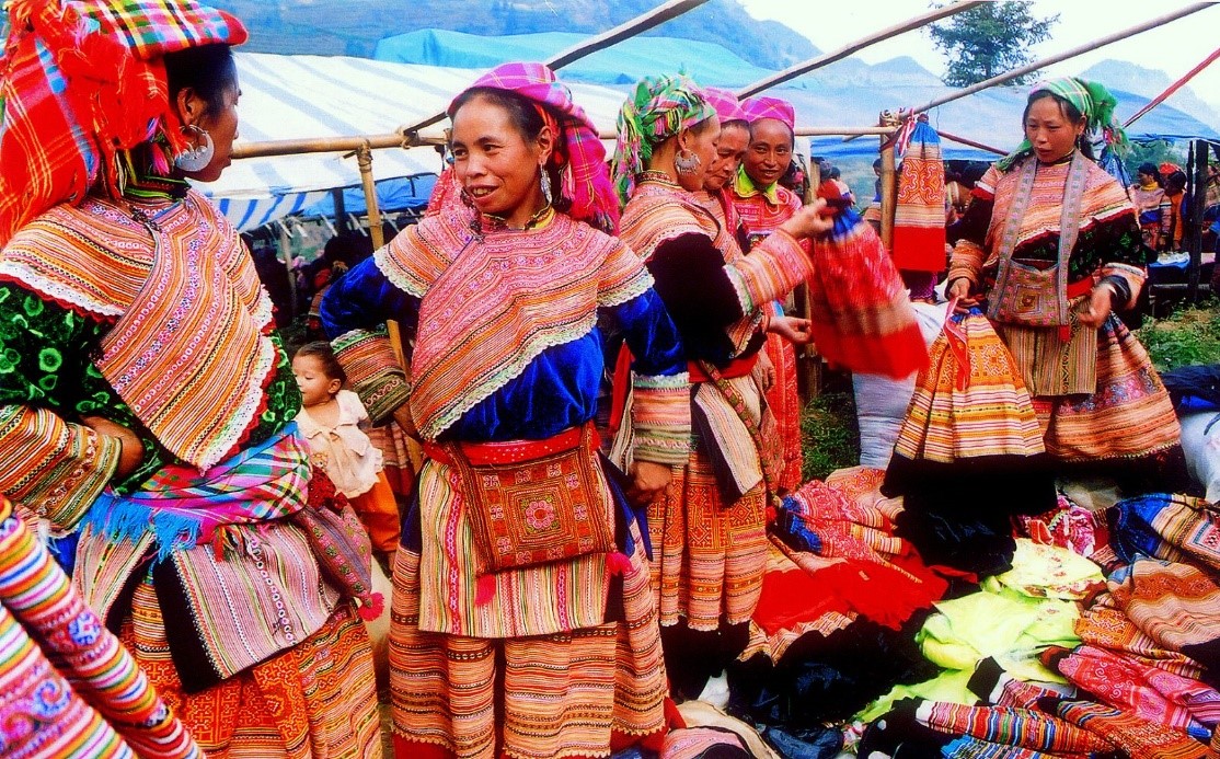   Les costumes habillés sont très colorés et variés