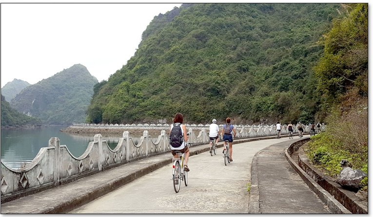 Vélo le long de la baie d'Ha Long