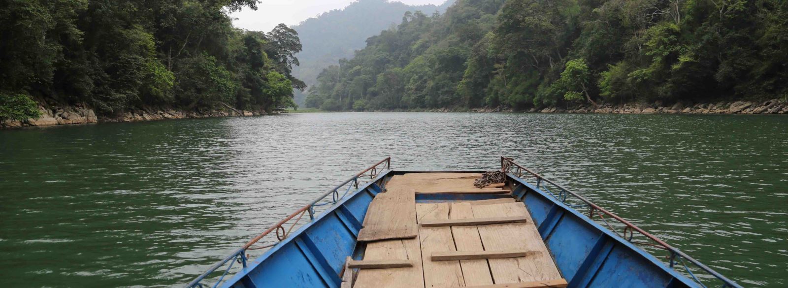 Promenade en sampan local sur le lac