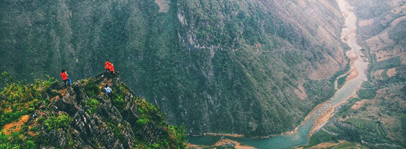 Admiration d'un paysage féerique sur le col de Ma Pi Leng