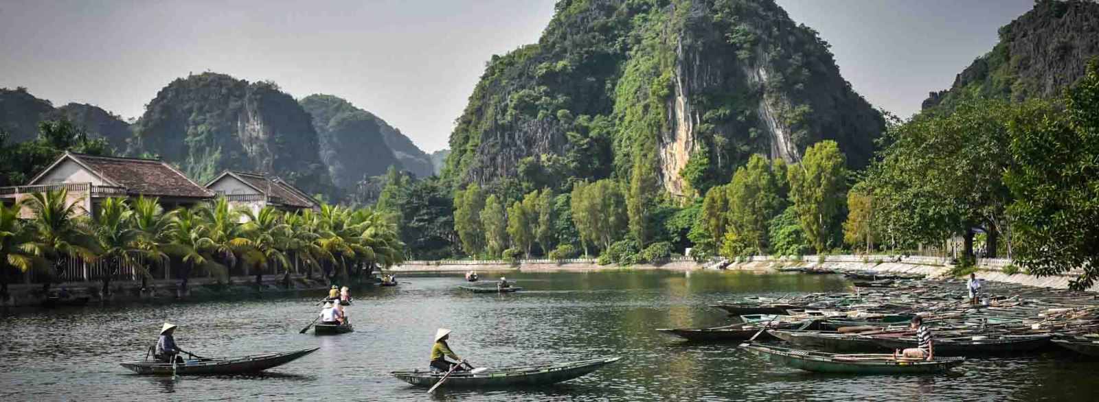 Visiter les grottes de Tam Coc en sampan local