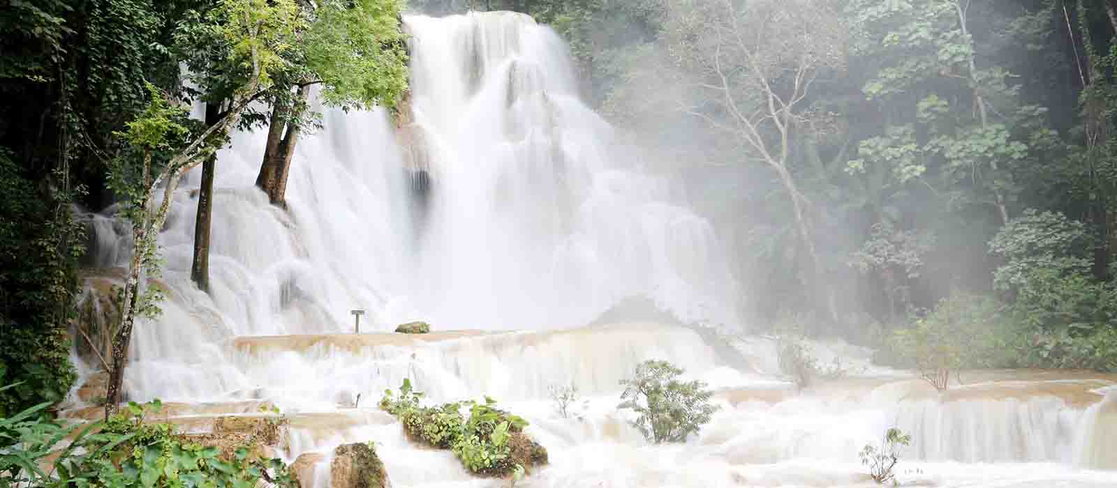 Située à 30 km de route (environ1h de voiture), les cascades de Kuang Si sont l’une des cascades les plus belles du monde