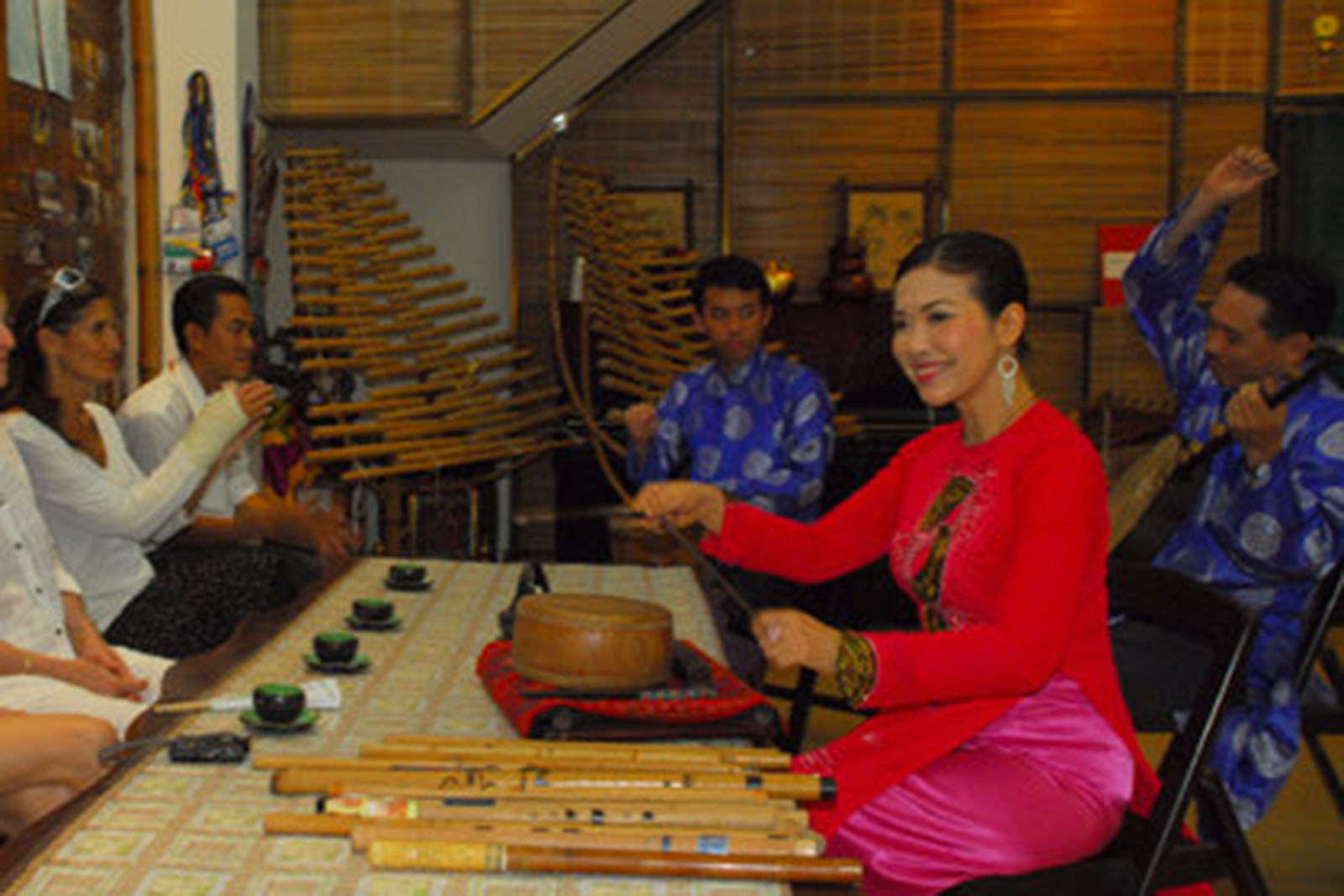 Truc Mai House Music se situe à No4, rue Pham Viet Chanh, quartier 19, arrondissement de Binh Thanh, Ho Chi Minh ville