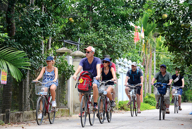 Découvrir un village typique à vélo parmi un paradis de pomelos. Ce tour a été créé par nos soins car les vrais villages avec des artisants authentiques sont en train de disparaitre au Vietnam